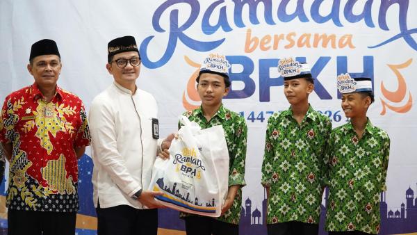BPKH Tebar Berkah Ramadan di Pariaman, Salurkan Ratusan Paket Sembako untuk Yatim dan Dhuafa