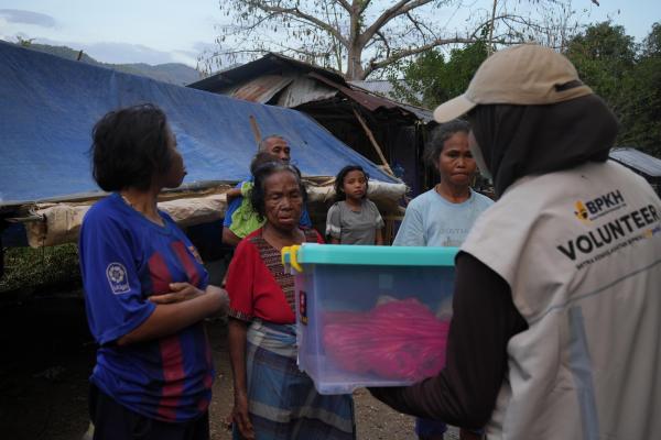 BPKH Salurkan Ribuan Bantuan untuk Dukung Pemulihan Masyarakat Terdampak Bencana di NTT