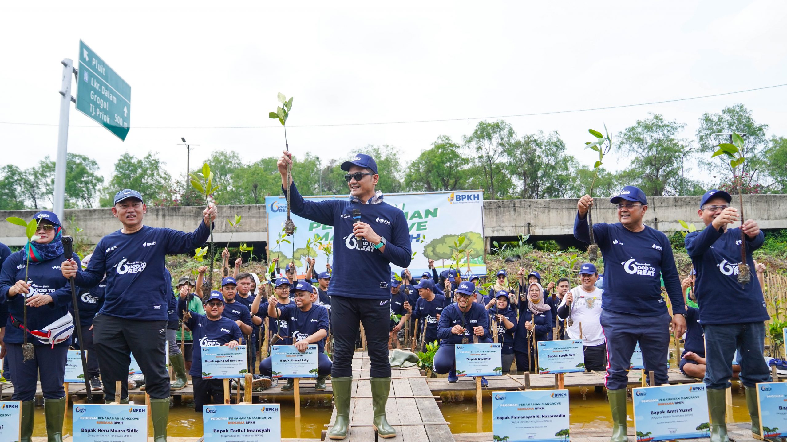 Tanam Ratusan Mangrove, Komitmen BPKH Jaga Ekosistem Alam