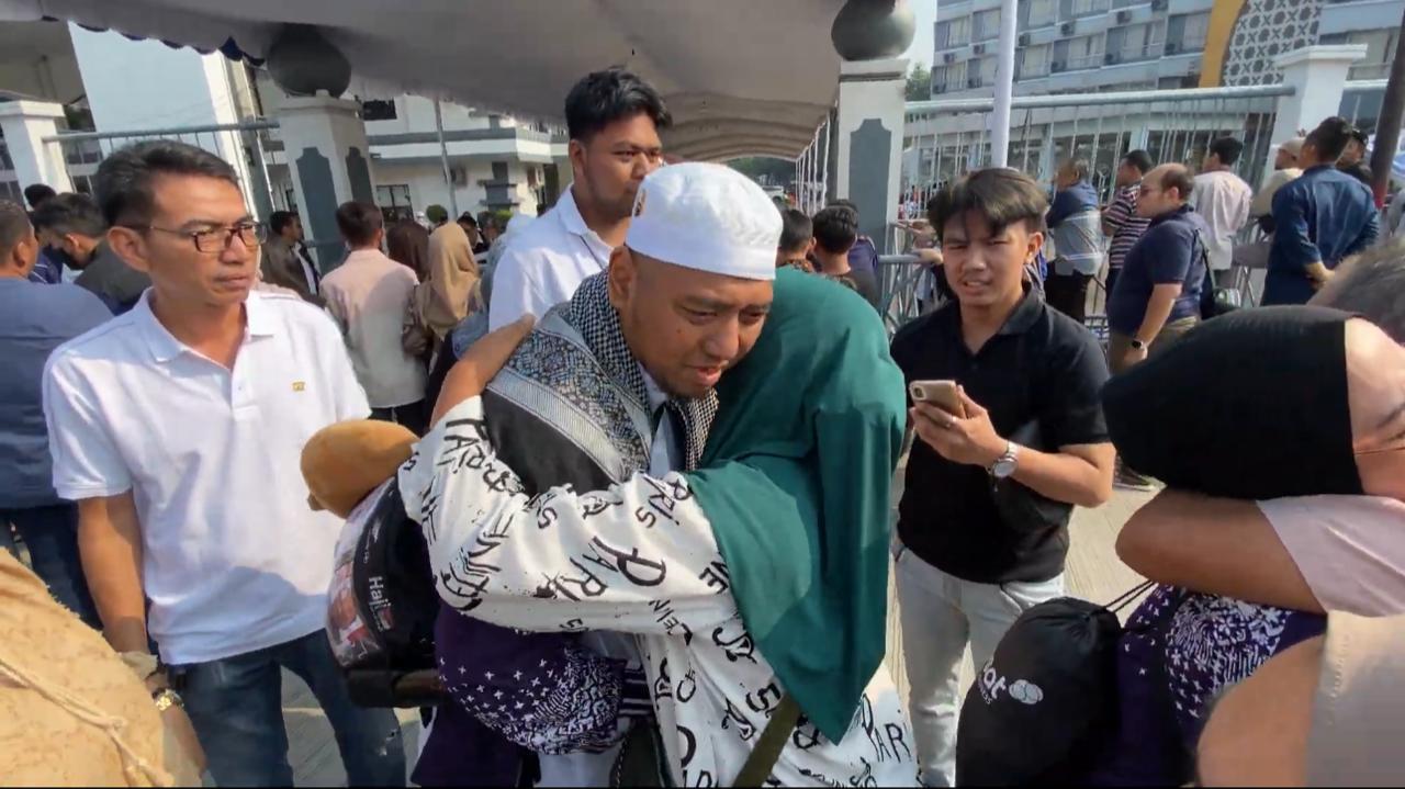 Kloter Terakhir Haji Pulang ke Tanah Air, Disambut Haru dan Bahagia